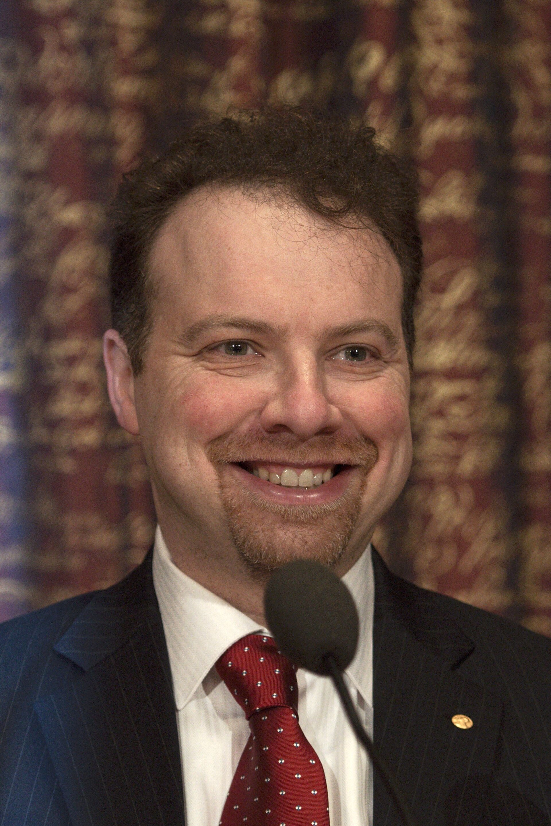 Imagem de referência relacionada a Adam Riess, item descrito como astrónomo de Estados Unidos