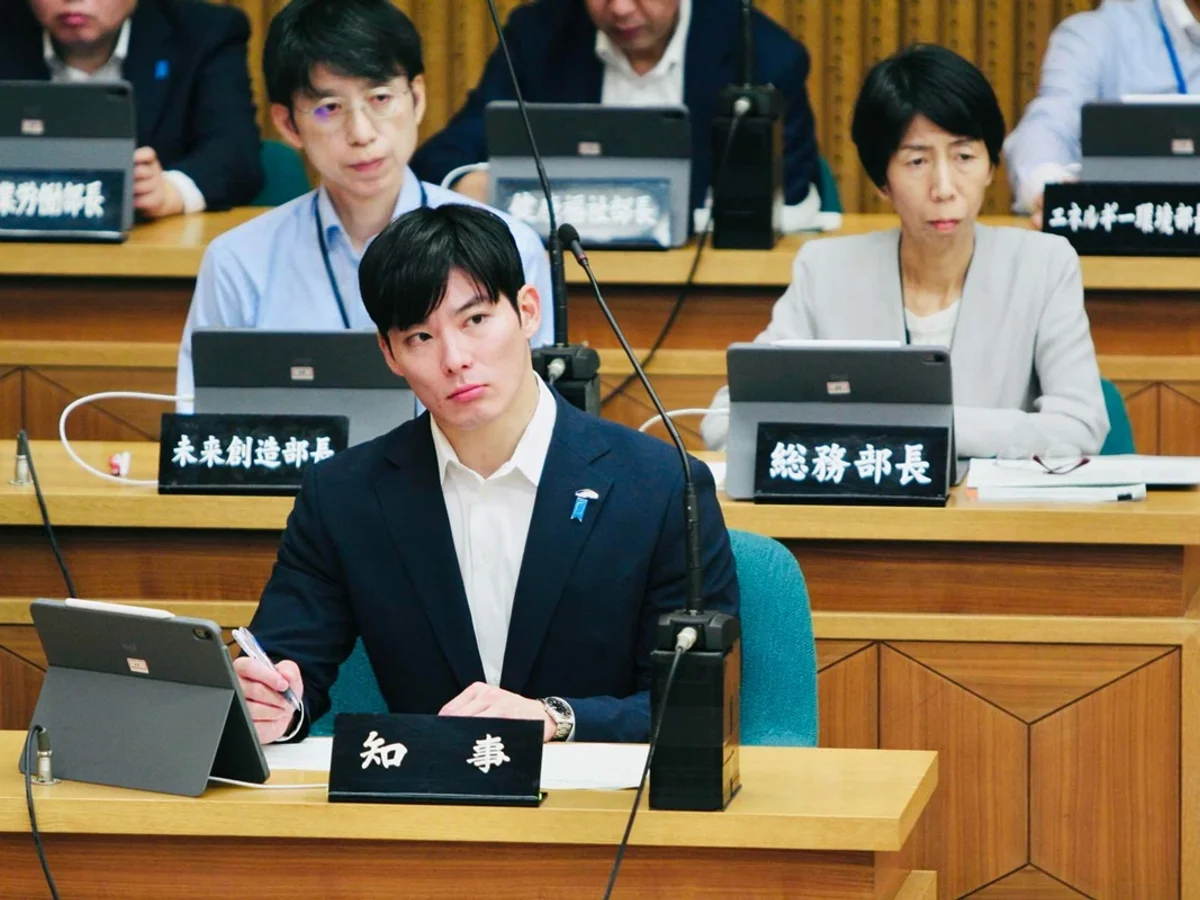 Governador mais jovem do Japão encanta web pela beleza: "Parece um boneco"