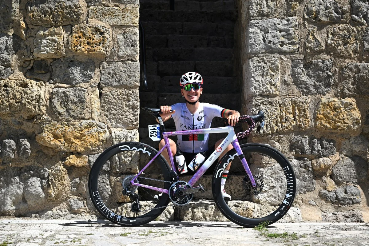 Ciclista afegã que treinava disfarçada de homem é prata nos Jogos Asiáticos