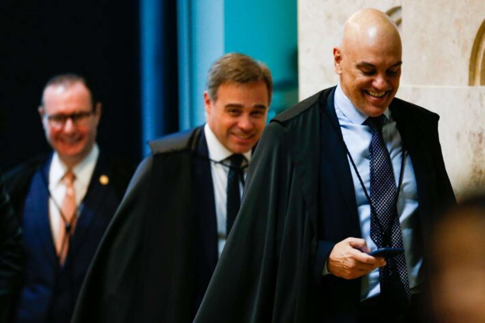 Os ministros Cristiano Zanin (ao fundo), Andr&eacute; Mendon&ccedil;a e Alexandre de Moraes em sess&atilde;o no STF