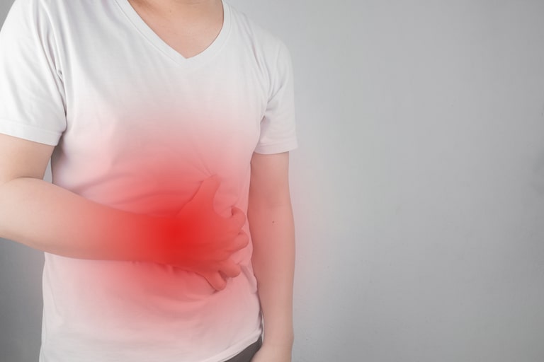 Bactéria silenciosa costuma estar por trás do câncer de estômago; veja como se proteger