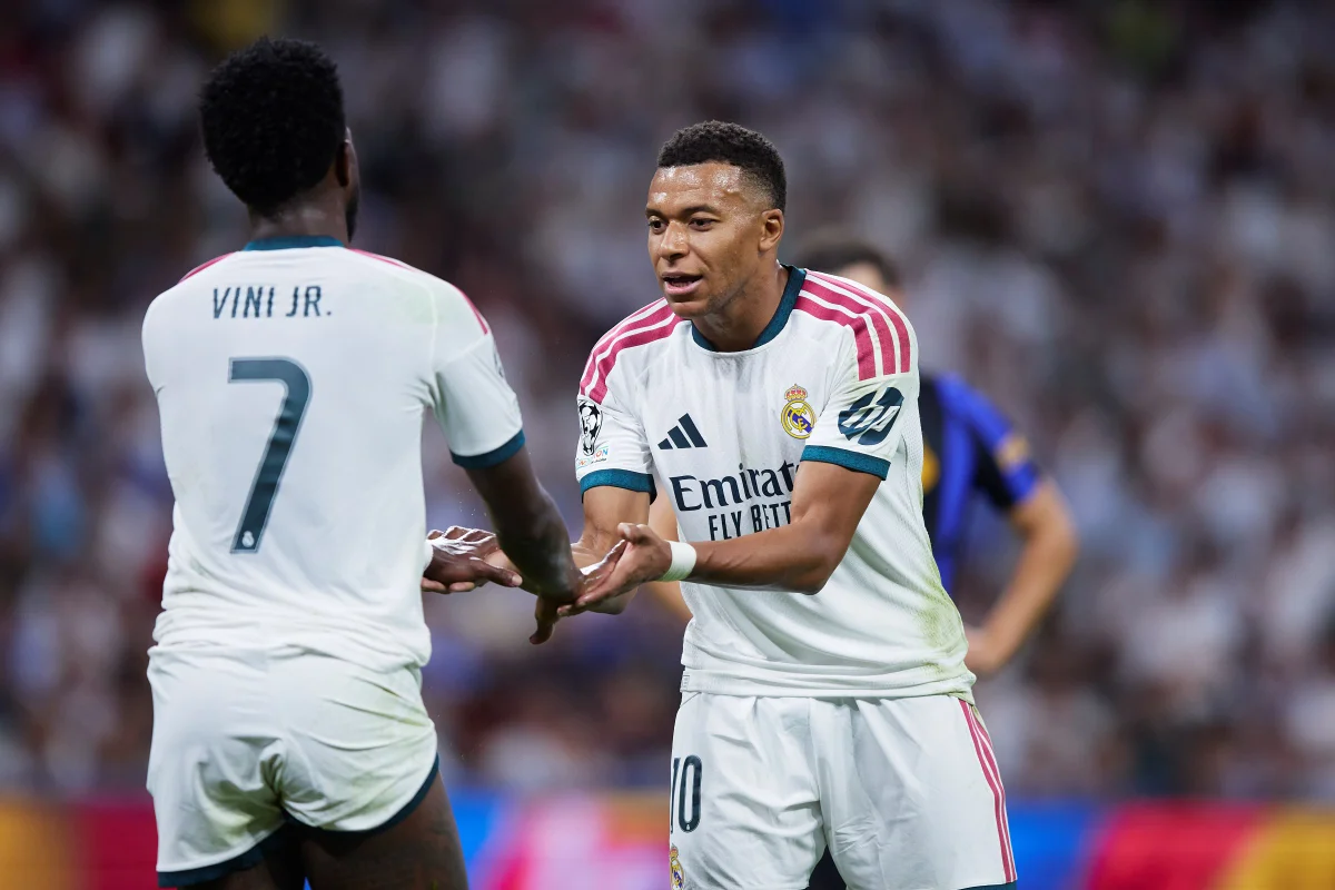 Foto colorida de Kylian Mbappé e Vini Jr., do Real Madrid - Metrópoles