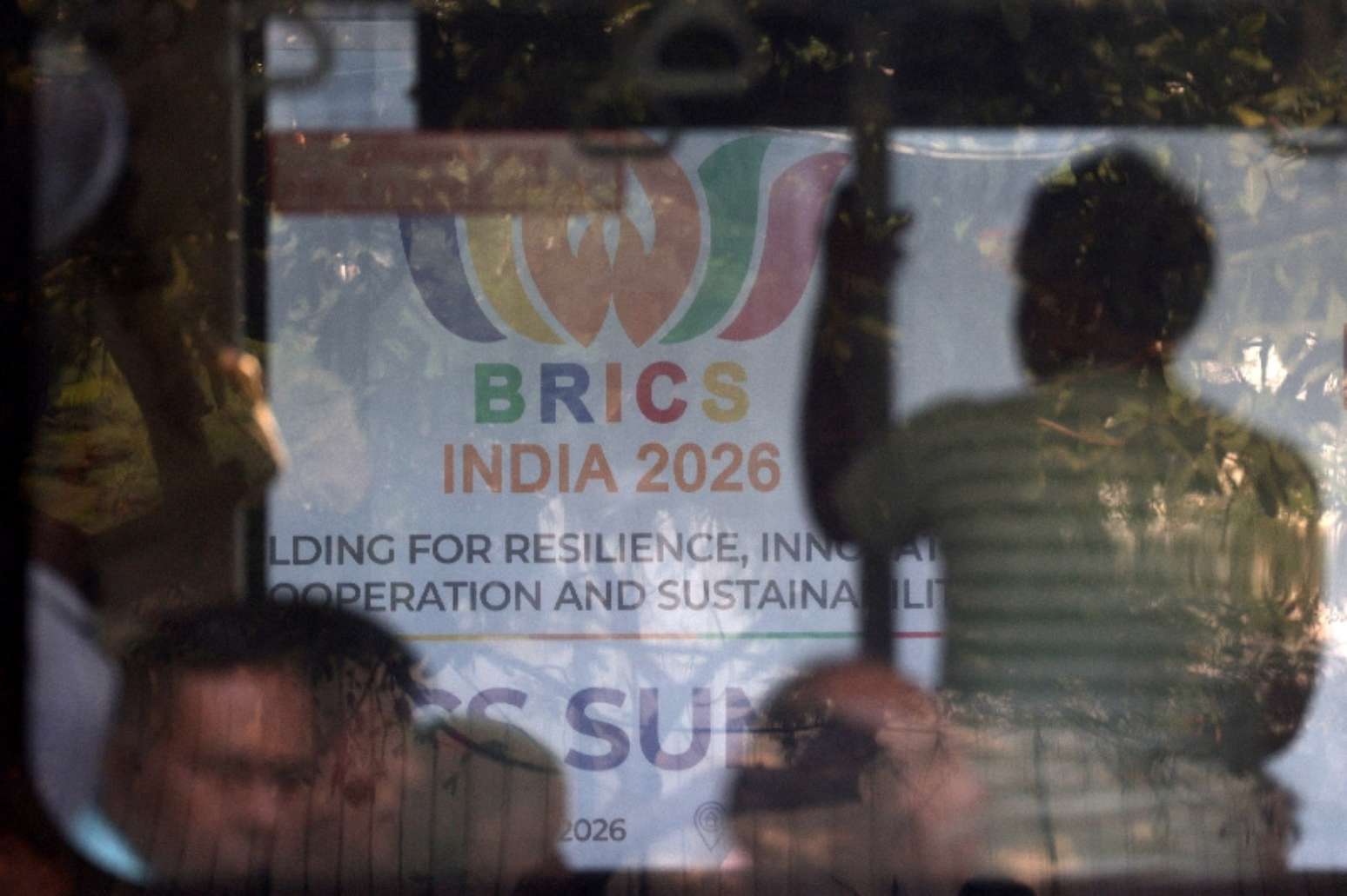 Cartaz sobre cúpula dos Brics é visto pela janela de ônibus em Nova Délhi, Índia 8 de setembro de 2026 REUTERS/Bhawika Chhabra