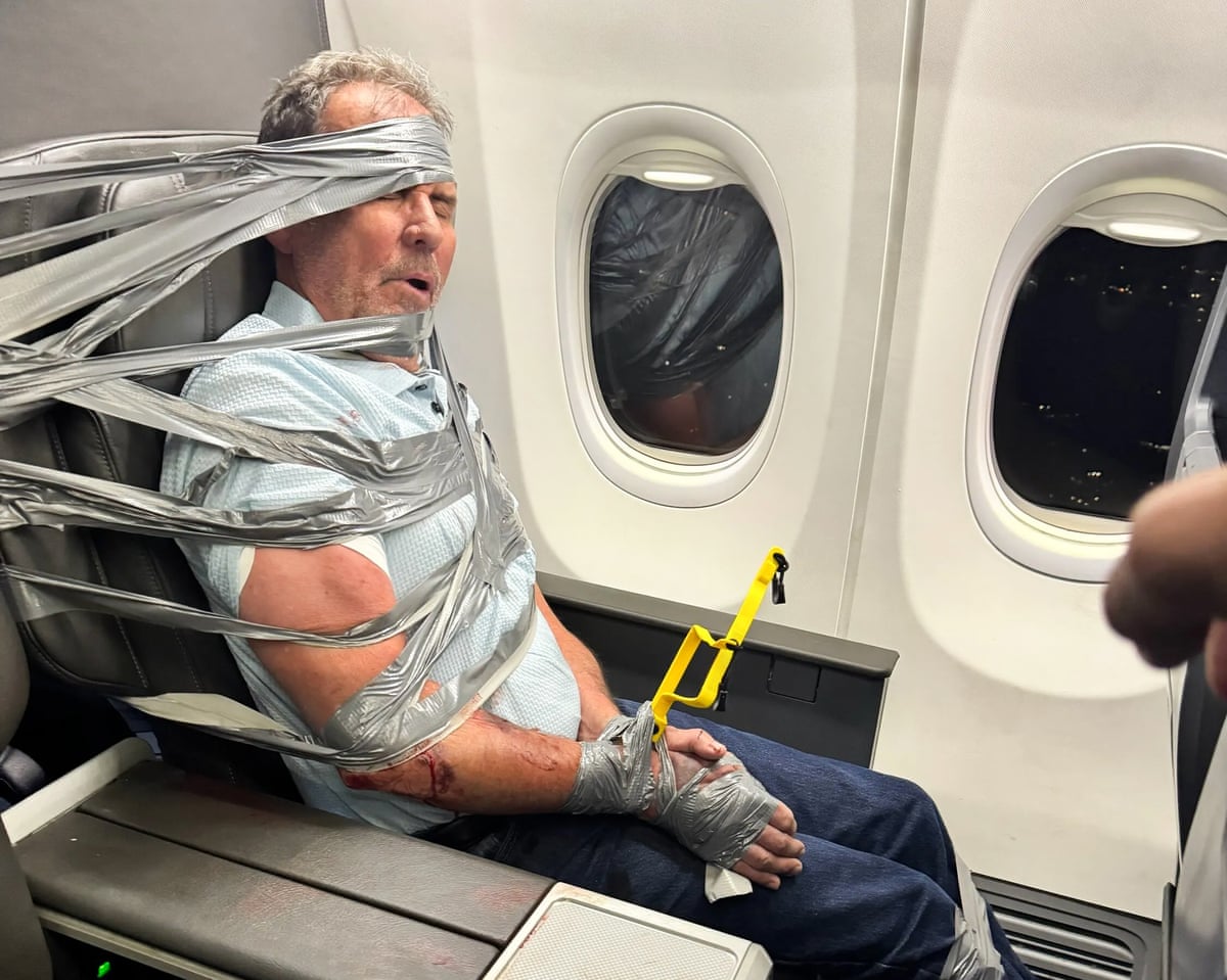 Um passageiro americano que foi amarrado com fita adesiva à poltrona de um avião diz: 'Não me lembro de nada disso'