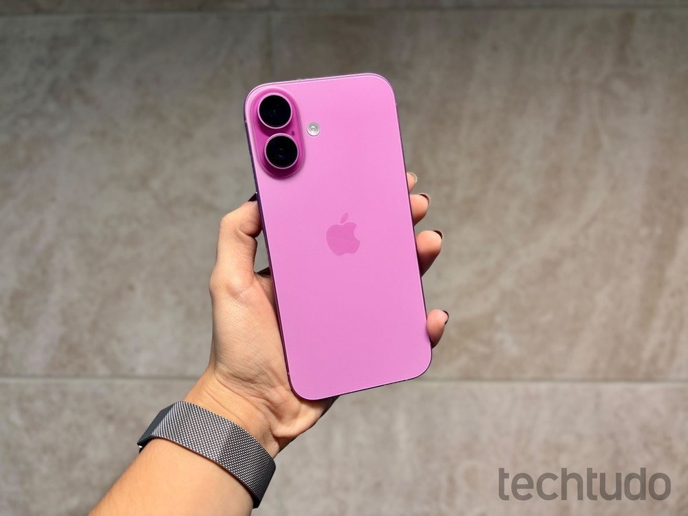 O iPhone 16 conta com uma versão rosa — Foto: Ana Letícia Loubak/TechTudo