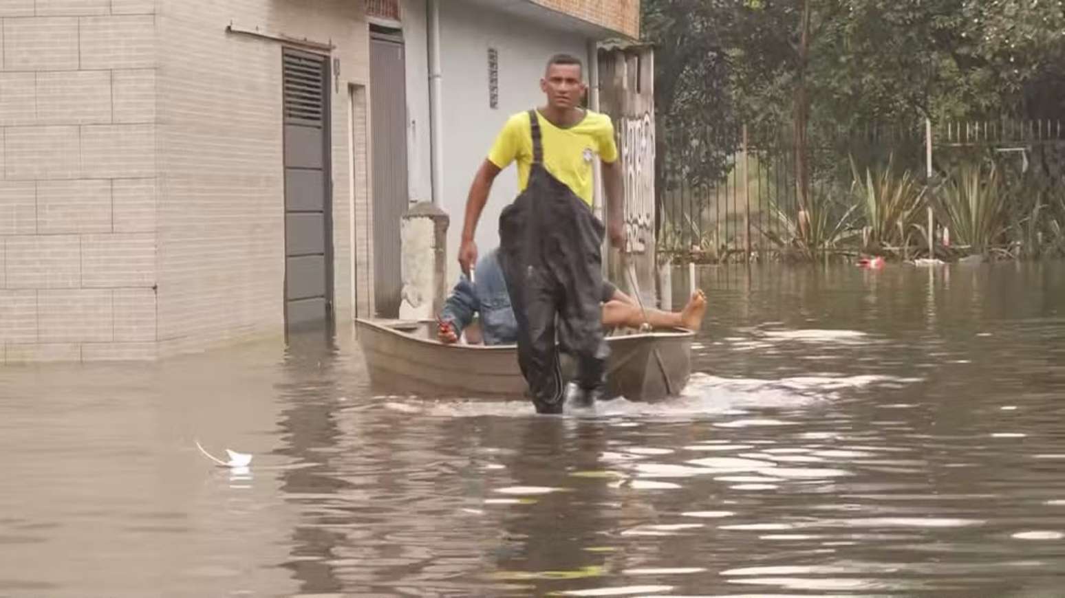 Jardim Pantanal, na Zona Leste de S&atilde;o Paulo, permanece alagada nesta quarta-feira, 16