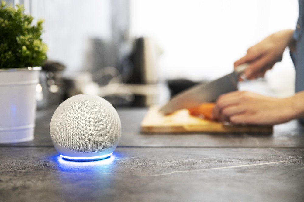 A Alexa pode identificar diferentes moradores da mesma casa pelo timbre de voz — Foto: Reprodução/Freepik