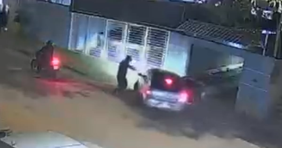 Motorista de aplicativo é morto a tiros e passageiro pula do carro para se salvar em Lajinha (MG)