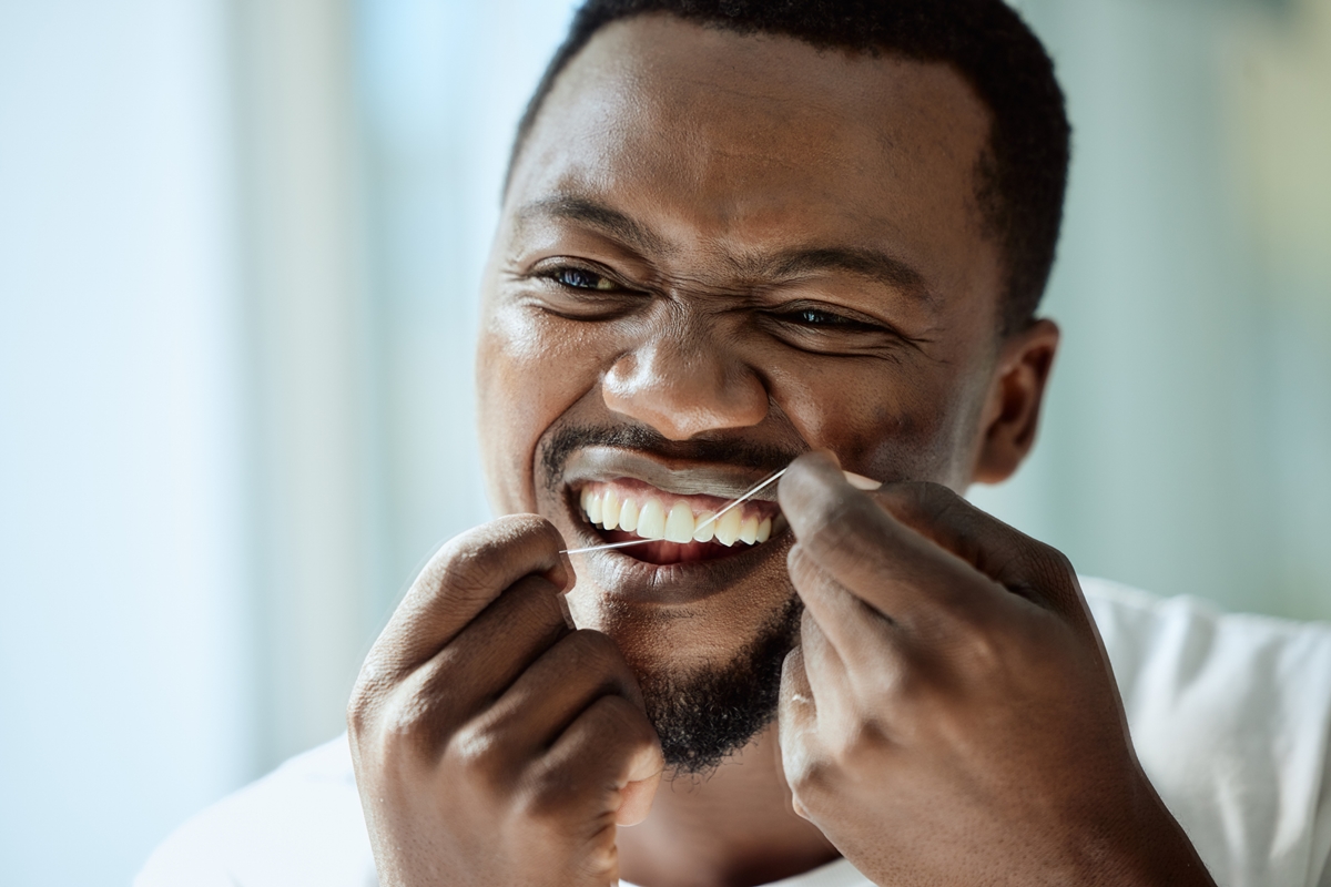 Dentista ensina o jeito certo de usar o fio dental e evitar o mau hálito