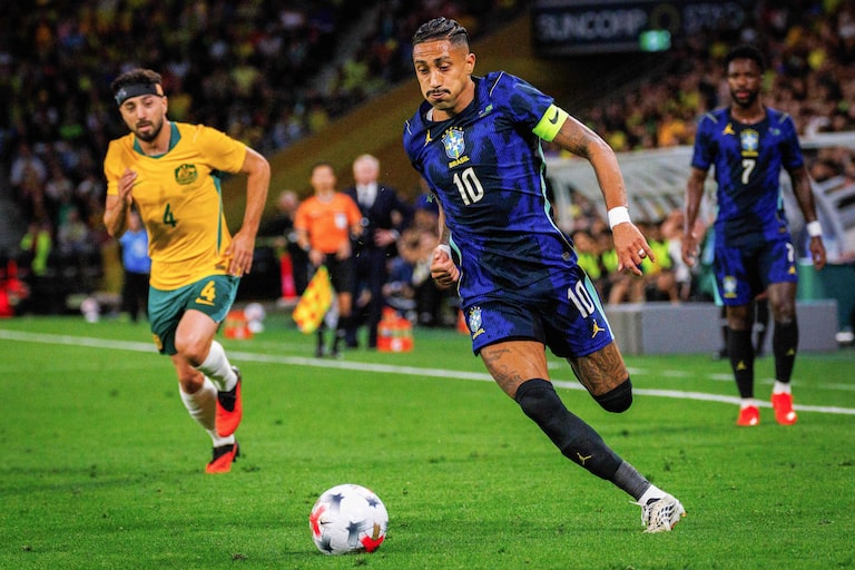 Raphinha é cortado da seleção brasileira após exame apontar edema na coxa direita
