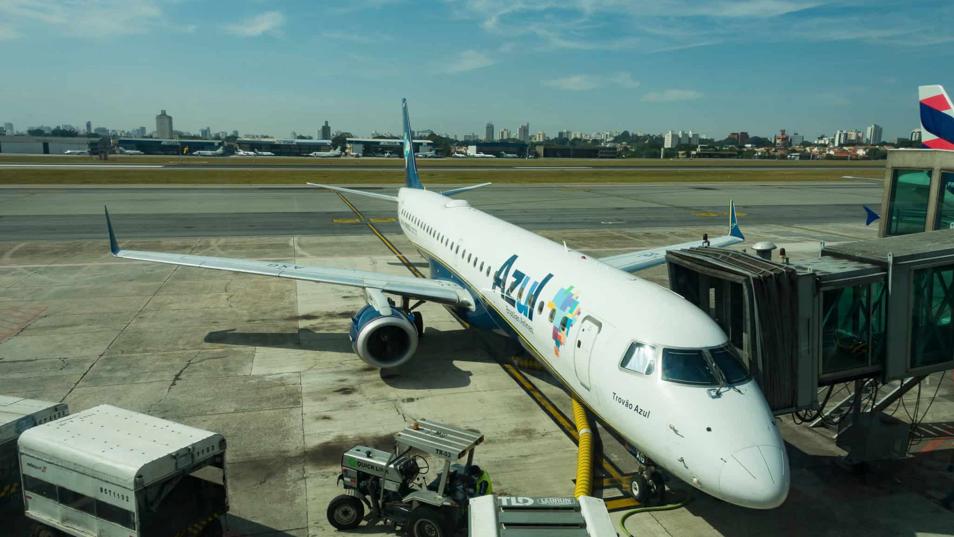 Falha global no GPS afeta jatos E2 da Embraer e leva Azul a cancelar 80 voos em diferentes aeroportos