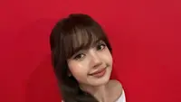 Lisa BLACKPINK Tampil Glowing dan Pipi Chubby di Bangkok, Pakai Dua Gaun Kontras