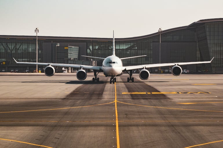 Falha no controle aéreo e cabo de fibra cortado provocam caos em aeroportos dos EUA