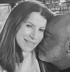 Geralda Helena e cantor Rick posam juntos Foto: Reprodução Instagram | @gehelena01