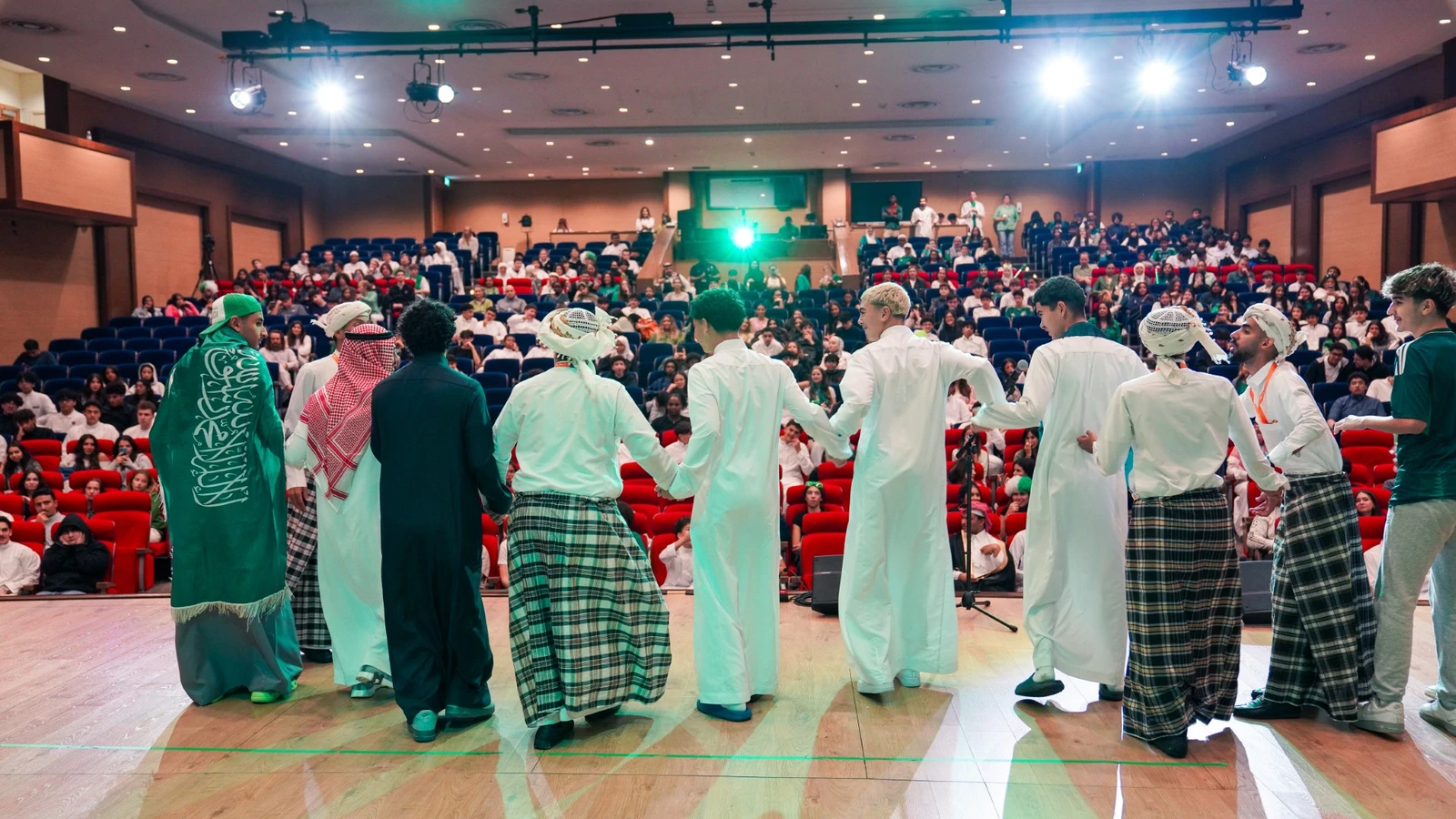 Estudantes internacionais abraçam a cultura saudita no Dia Nacional