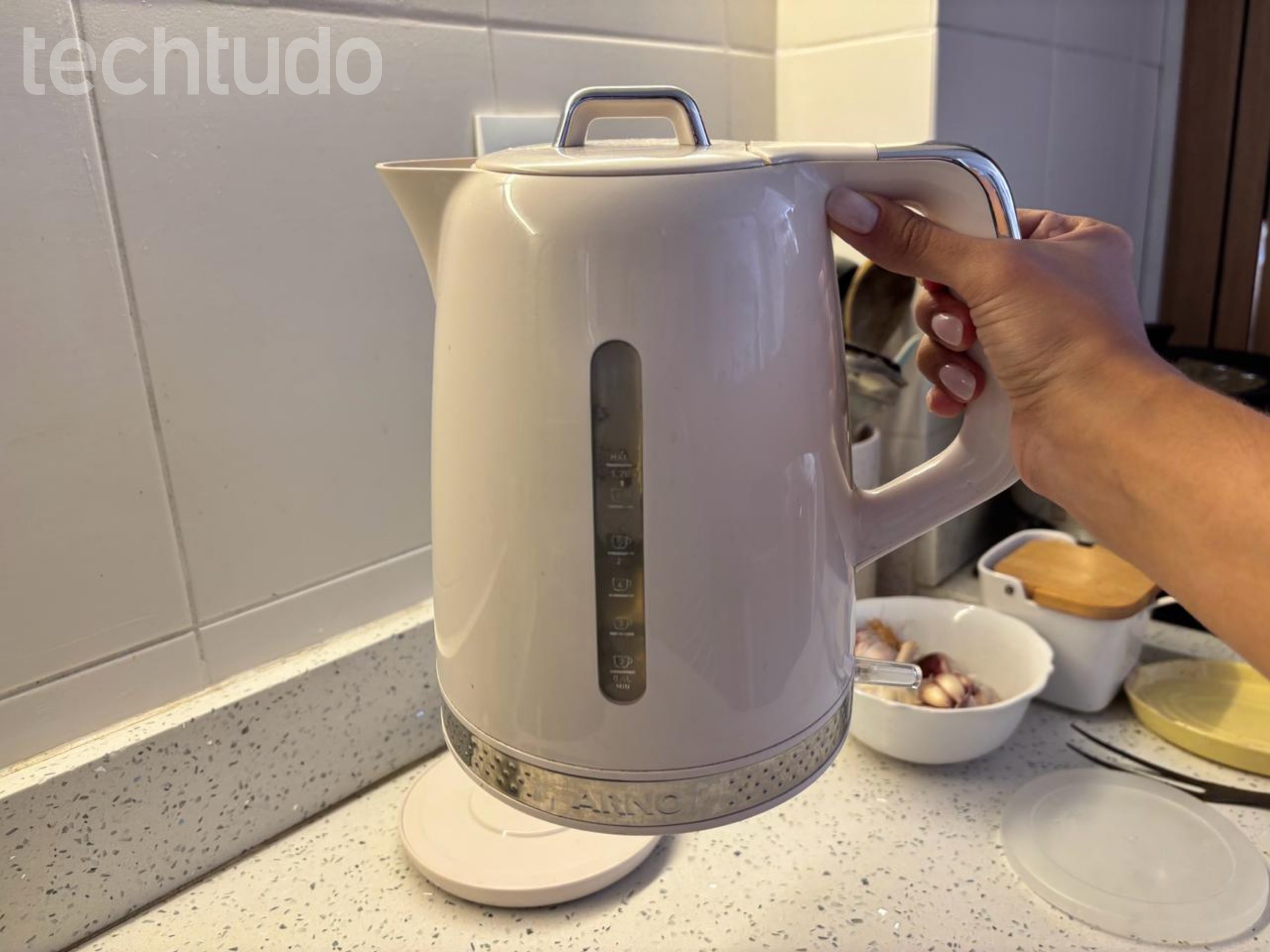 Chaleira elétrica retrô está com desconto de 27% na Amazon
