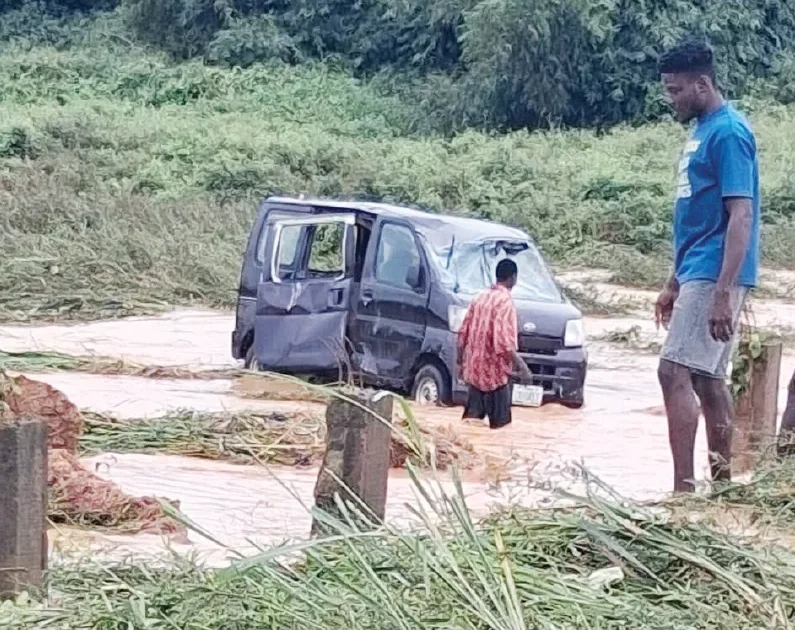 Enchente em Anambra: Aluno desaparece enquanto polícia resgata nove