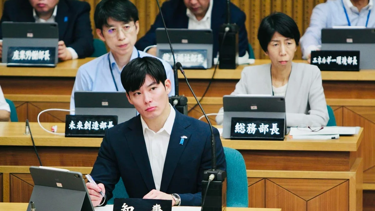 Governador mais jovem do Japão encanta web pela beleza: "Parece um boneco"