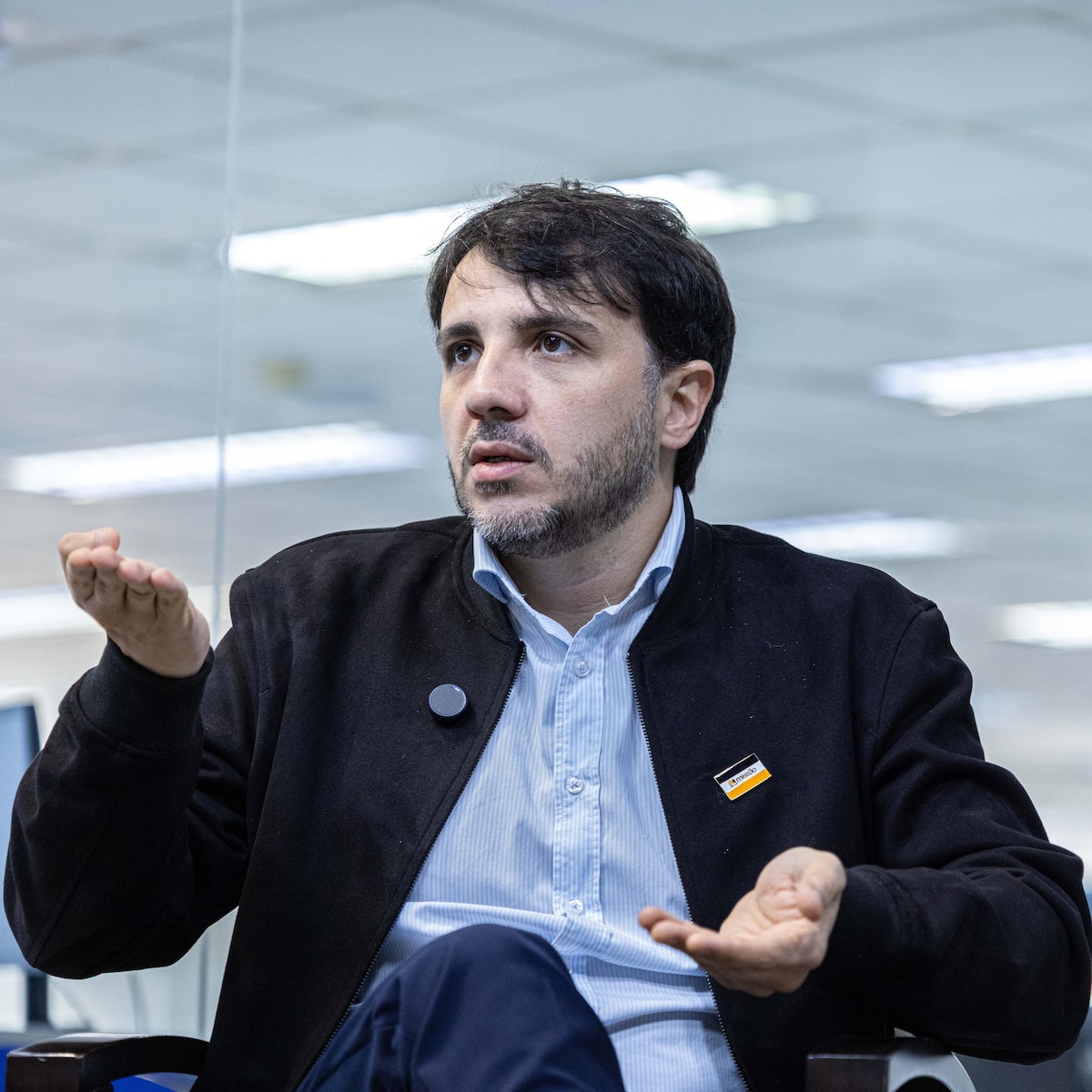 Renan Santos aciona TSE por interferência estrangeira nas eleições em favor de Flávio Bolsonaro