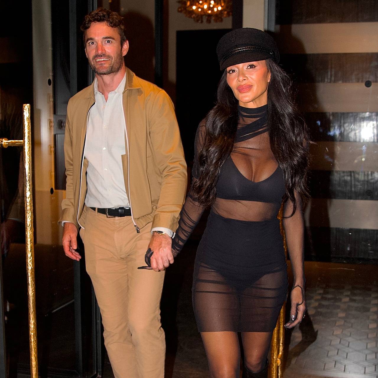 A 48-anos Nicole Scherzinger foi criticada por ir a um encontro de vestido transparente mini.