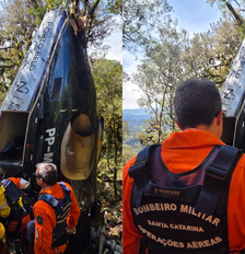 Equipes de buscam encontram helicóptero que caiu em Santa Catarina Foto: Corpo de Bombeiros de Santa Catarina
