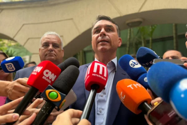 Flávio gasta mais de R$ 100 mil com pesquisas internas para campanha