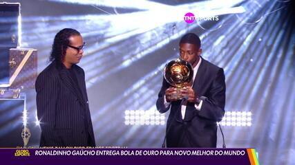 Ronaldinho Gaúcho entrega Bola de Ouro para novo Melhor do Mundo