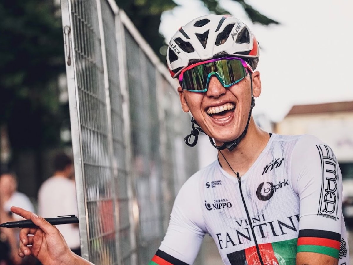 Ciclista afegã que se disfarçava de homem para treinar conquista a prata nos Jogos Asiáticos