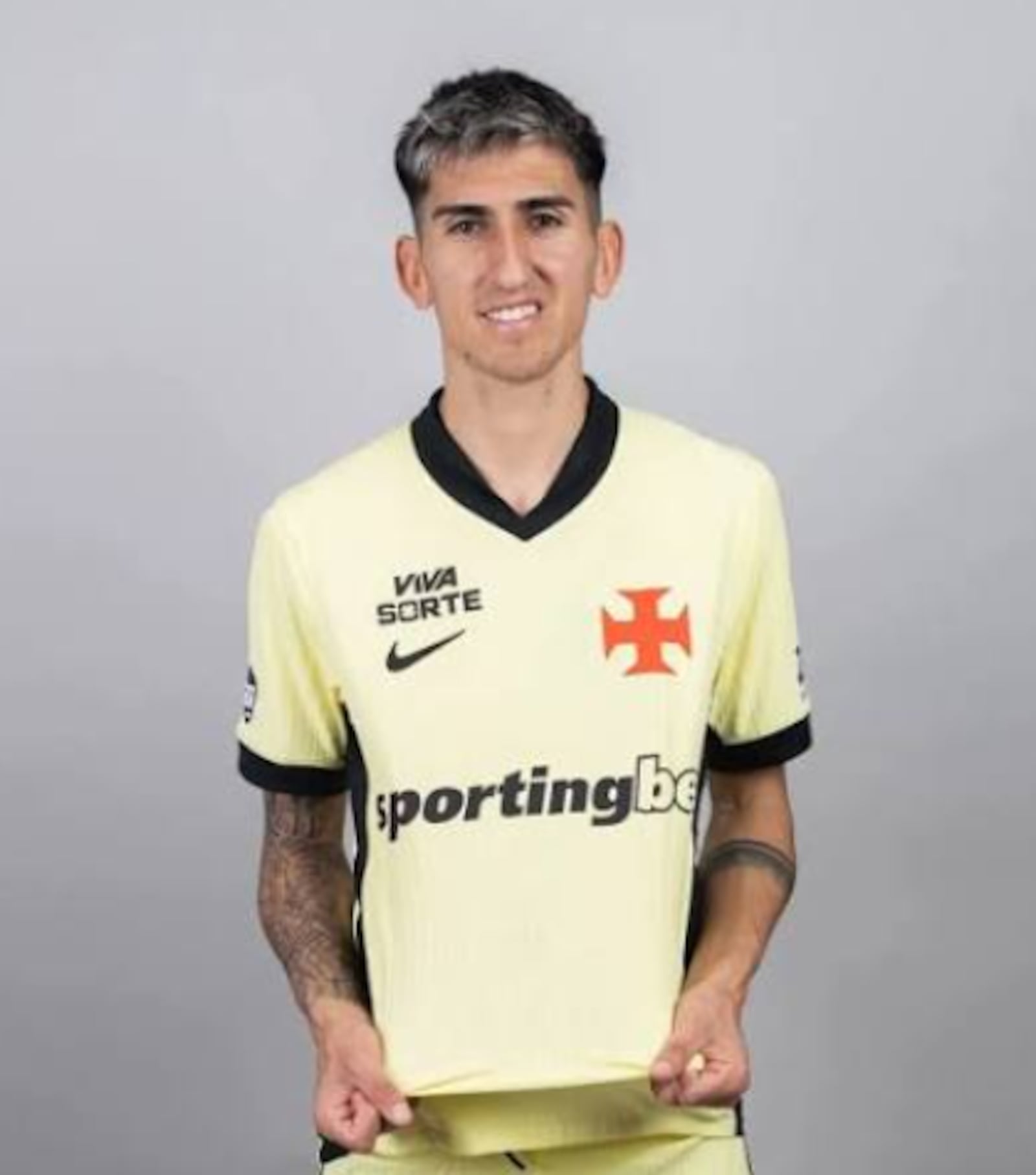 O argentino Lescano é um dos 12 estrangeiros do Vasco Divulgação/Vasco