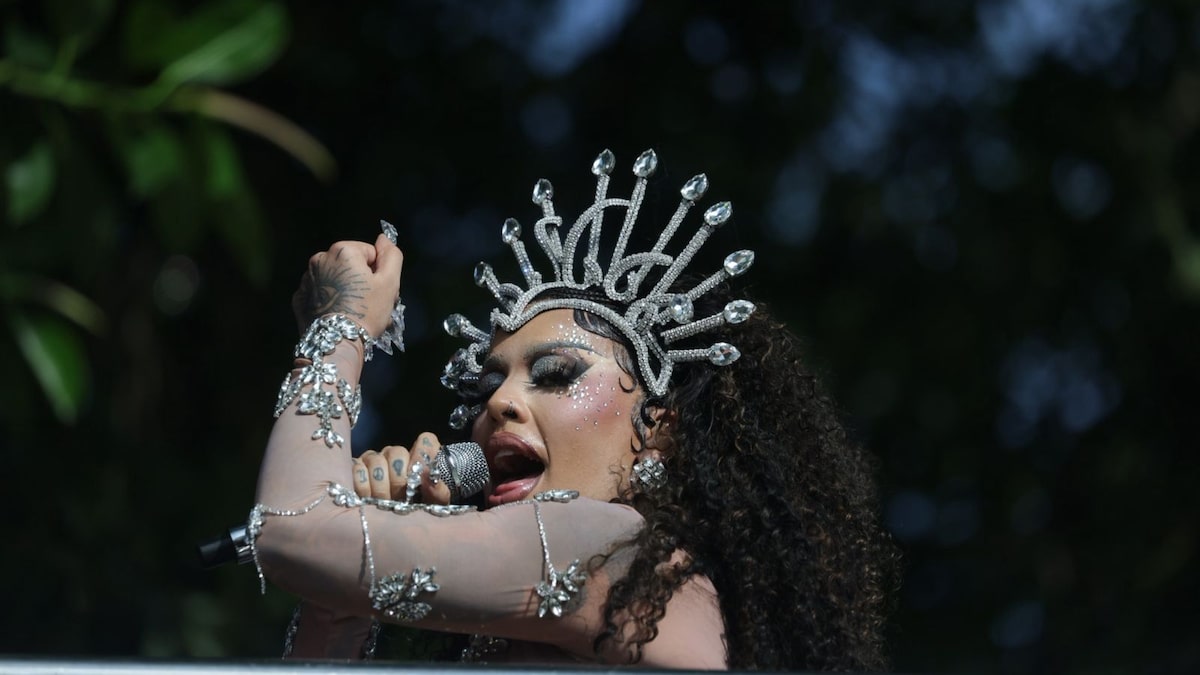 Parte de palco cede e derruba bailarinos em show de Gloria Groove em MG; veja vídeo