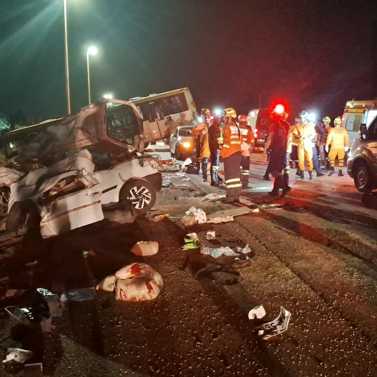 Acidente grave entre carro e ônibus mata criança e homem no DF