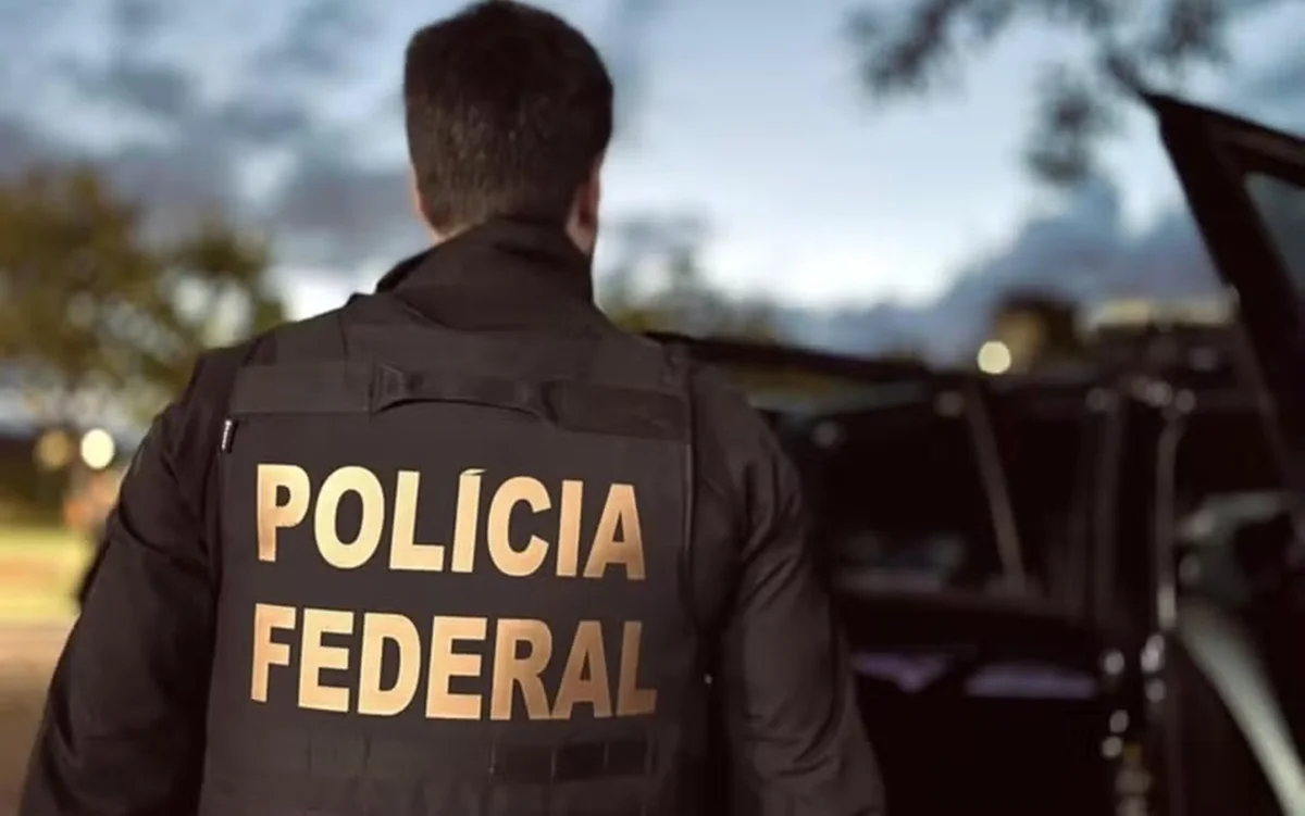Foto colorida de policial federal de colete. PF investiga corrupção em rodovias. Metrópoles