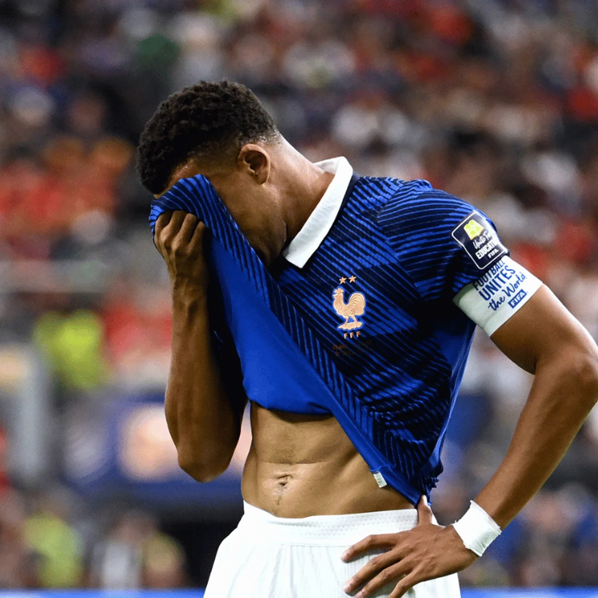 Kylian Mbappé não treina com atletas da França após sentir sintomas gripais