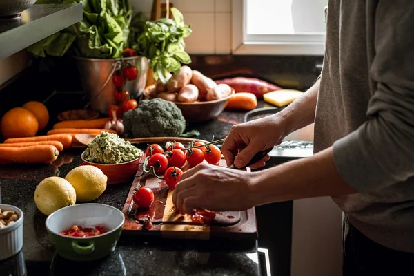 Chef ensina a deixar o caldo do feijão grosso sem precisar amassar os grãos - destaque galeria