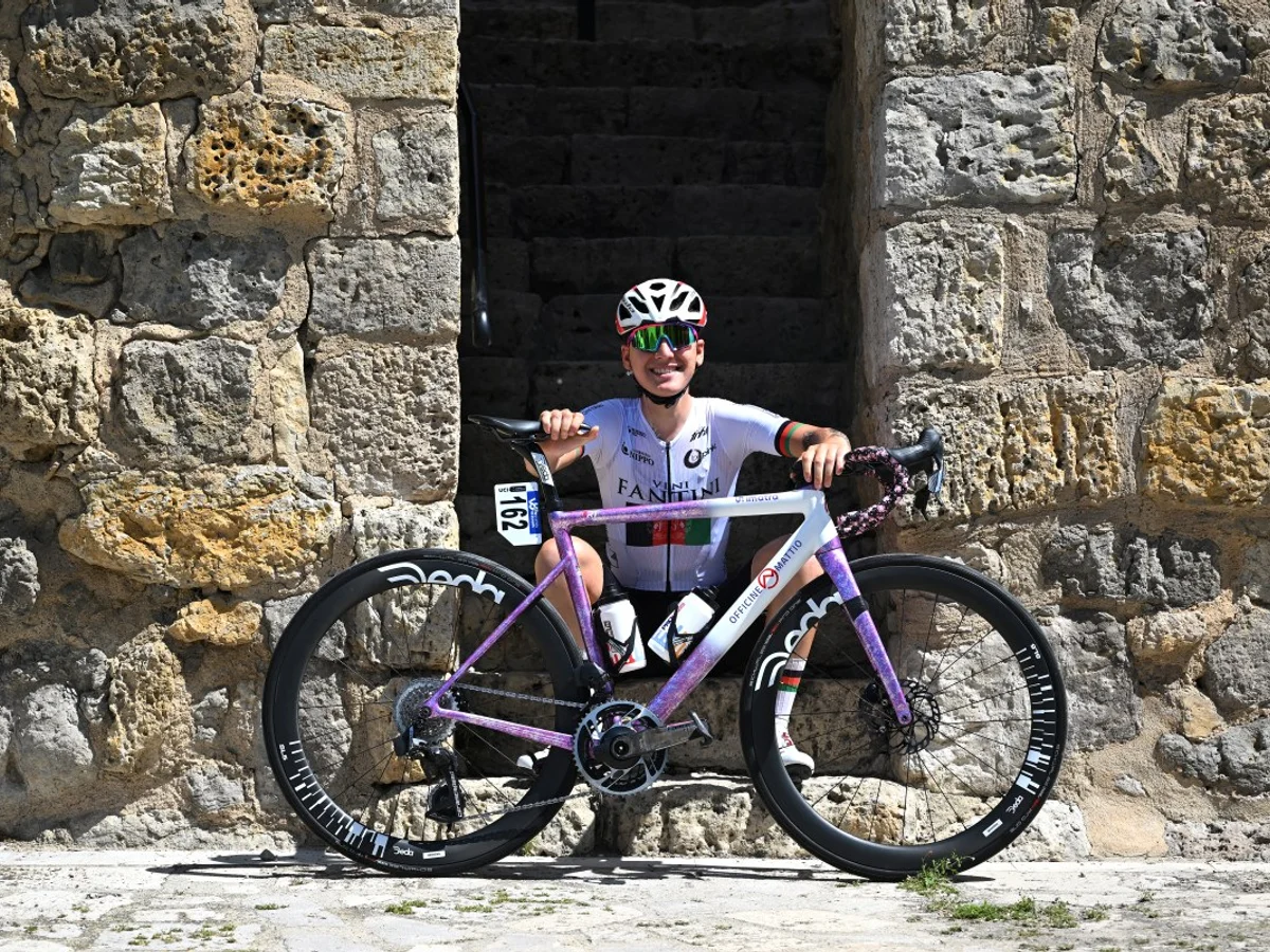 Ciclista afegã que treinava disfarçada de homem é prata nos Jogos Asiáticos