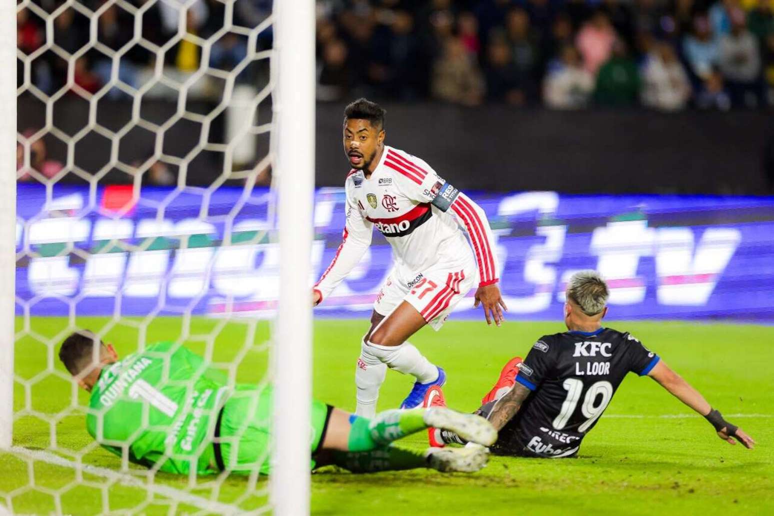 Bruno Henrique chuta para abrir o placar para o Flamengo.