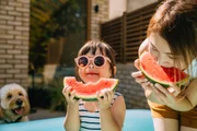 Tomar banho no escuro pode ajudar a regular sono e promover pausa sensorial