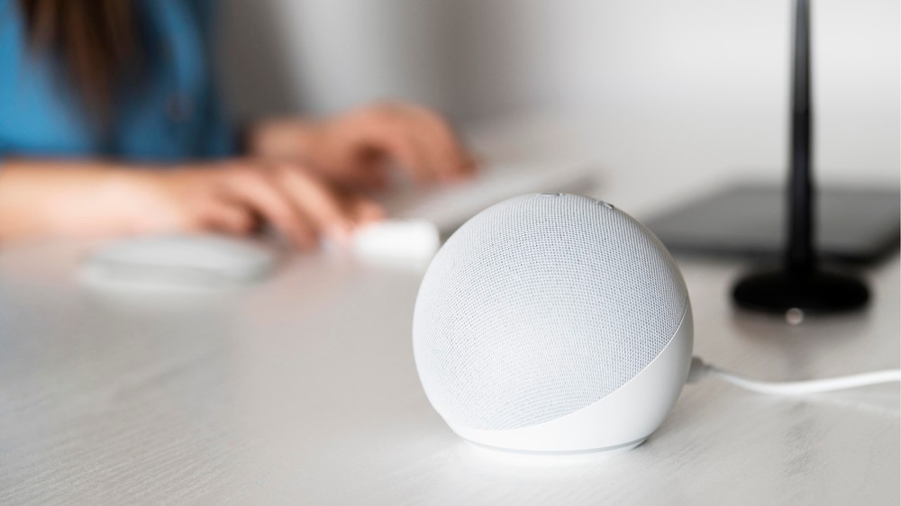 Dispositivo Echo pode ser utilizado como ramal em sua casa para chamar familiares em outros cômodos. — Foto: Reprodução/Freepik
