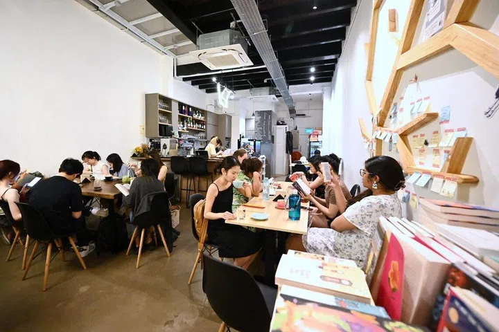 O Book Bar da SingLit, um ponto de encontro comunitário da literatura em língua inglesa de Singapura (SingLit), migrará para o Centro Comunitário de Tiong Bahru até o final de 2026.