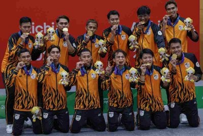 Skuad sepak takraw negara bergambar bersama pingat emas selepas menewaskan Thailand 2-0 pada final acara regu berpasukan Sukan Asia Aichi-Nagoya 2026 di Paloma Mizuho Arena. Foto Bernama