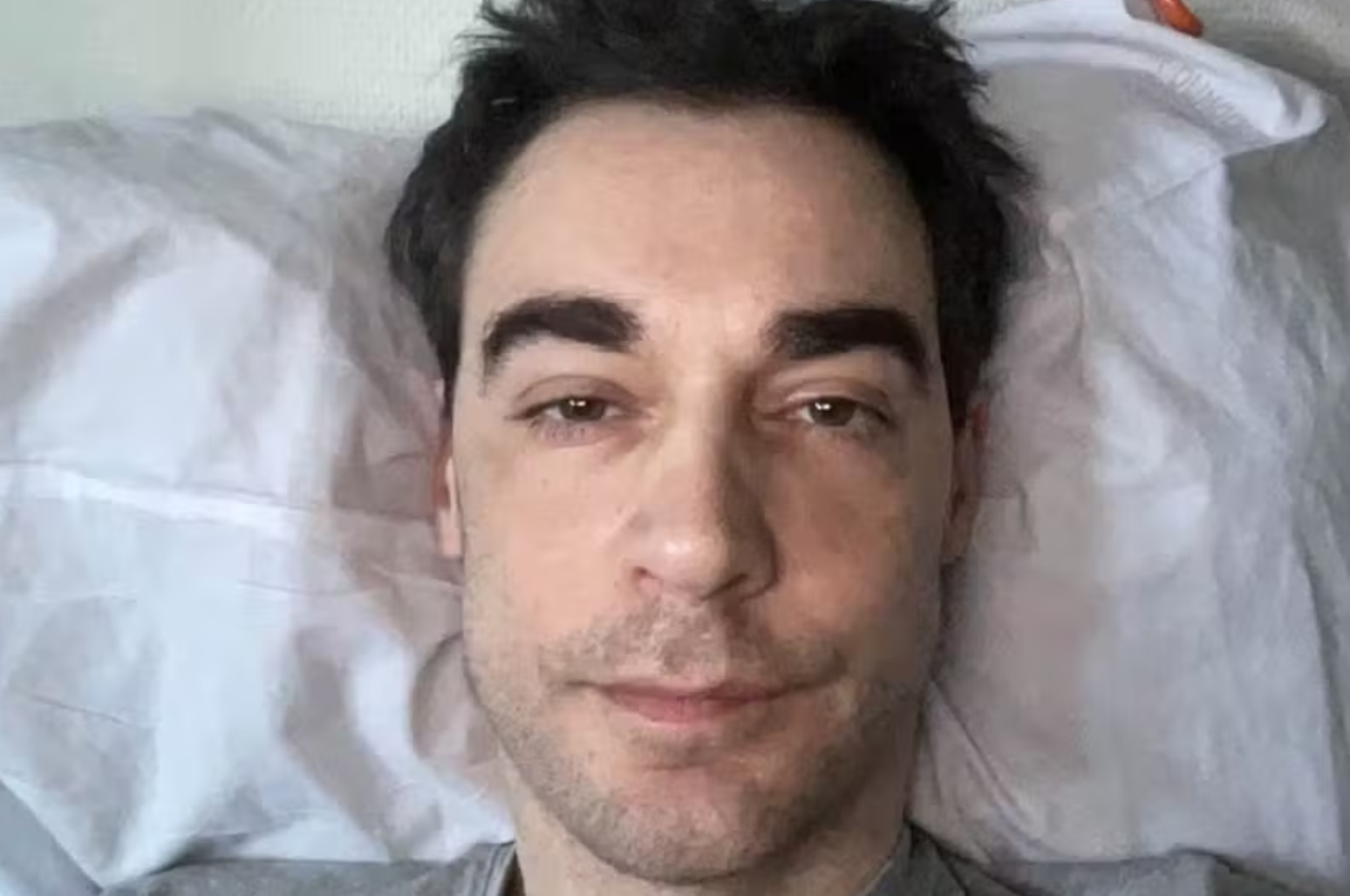 Arnaud Denis deitado em cama de hospital