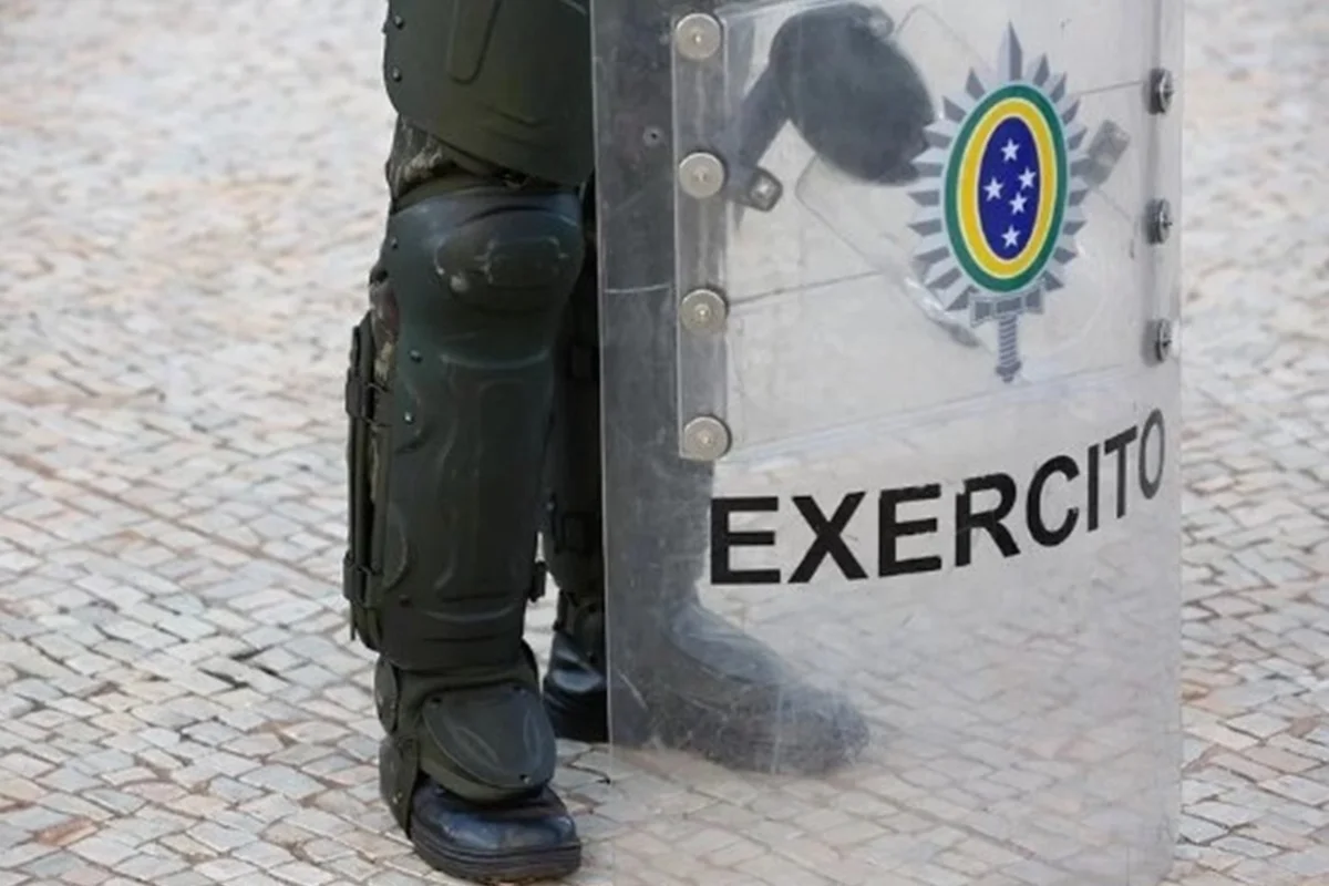 Na Colômbia, coronel descobre que móveis de casa foram furtados no Brasil