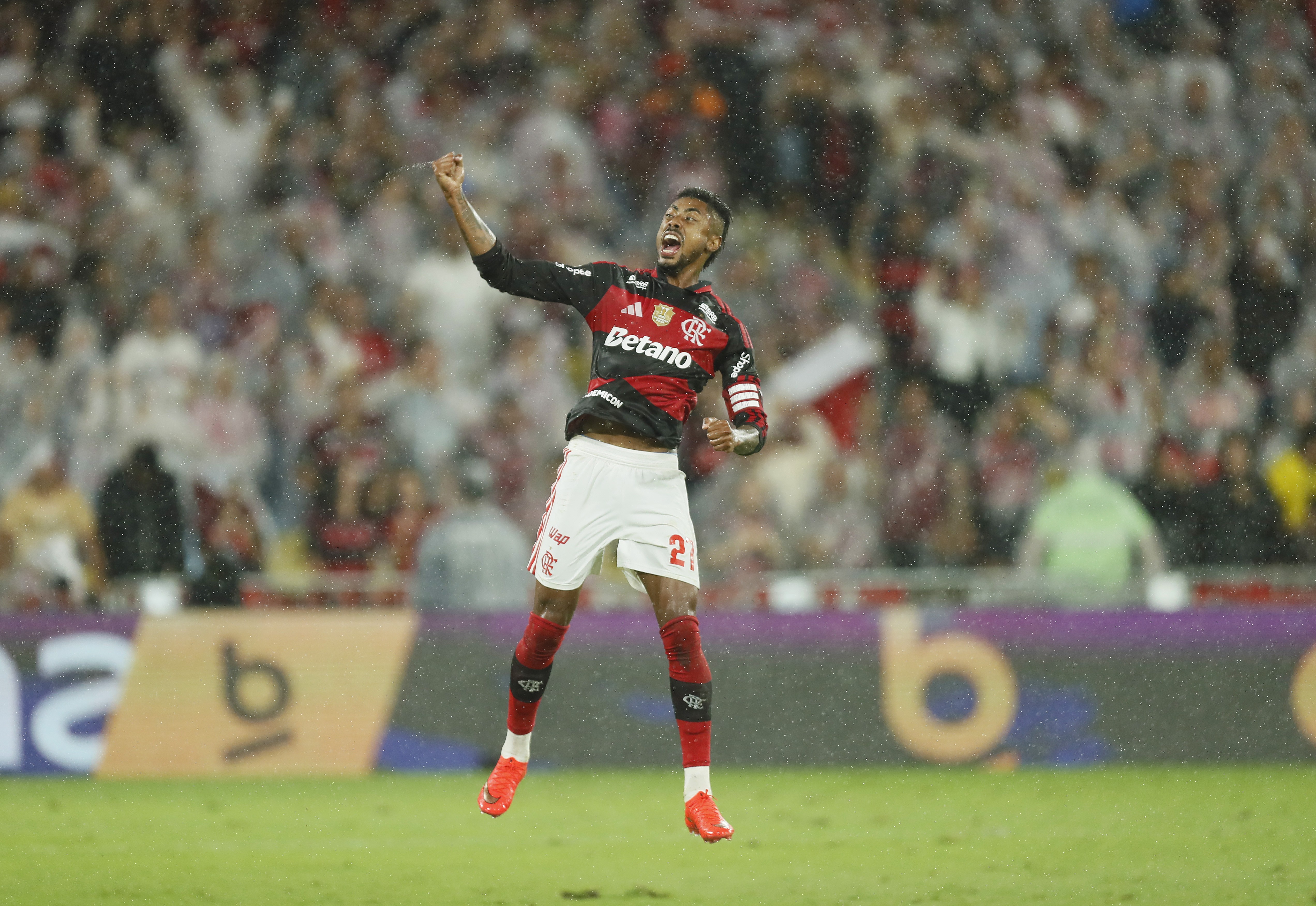 Análise: Flamengo flerta com perigo, mas Bruno Henrique resolve e garante a liderança