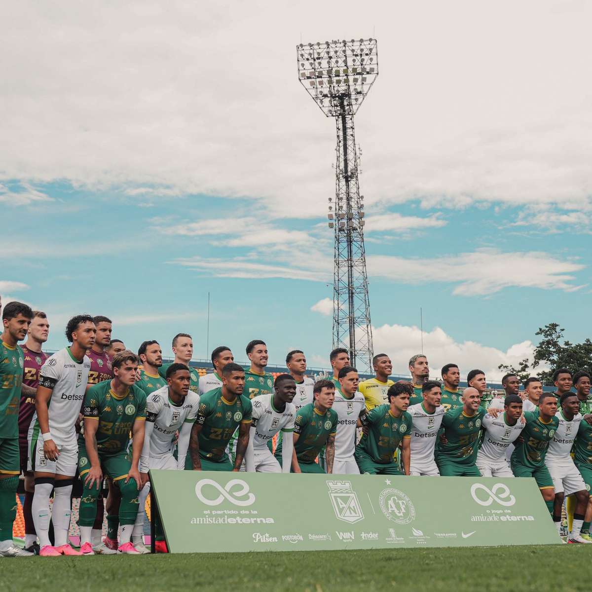Chapecoense empata com Atlético Nacional em amistoso marcado por homenagens