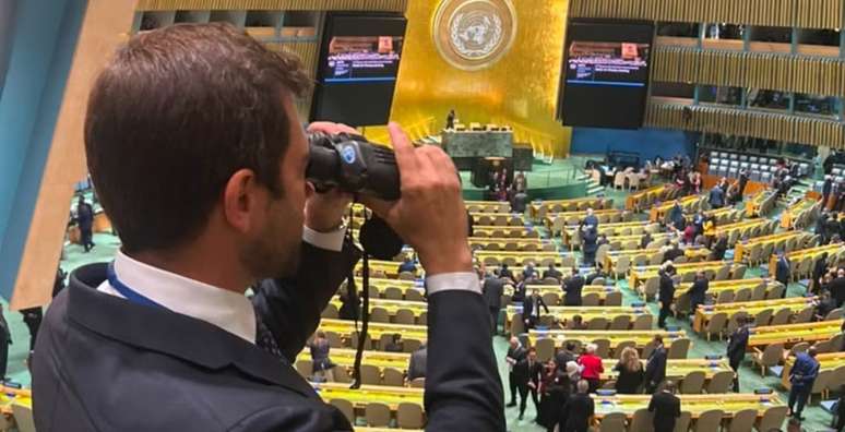 Repórter da Globo leva binóculo à ONU para acompanhar reações de líderes durante discursos