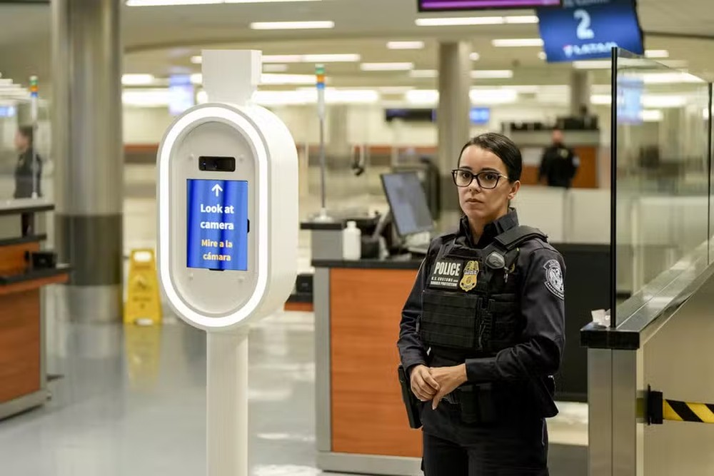 A triagem automática também passou a ter um papel maior na avaliação de passageiros — Foto: Reprodução/Jacob Langston