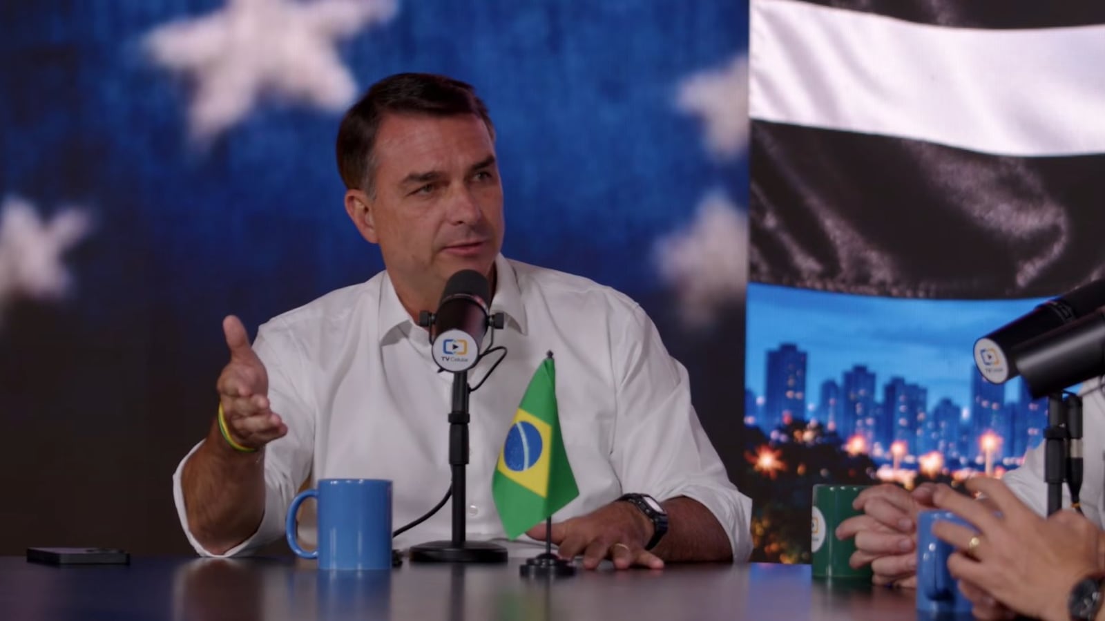 Em live, Flávio Bolsonaro e aliados defendem voto útil para presidente no 1° turno Reprodução/YouTube TV Celular Flávio Bolsonaro - 23.09.2026