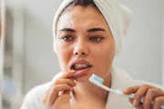 Dentista ensina o jeito certo de usar o fio dental e evitar o mau hálito