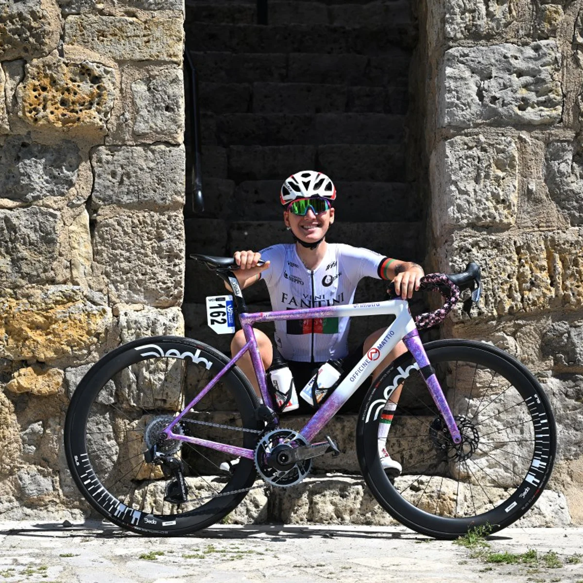 Ciclista afegã que treinava disfarçada de homem é prata nos Jogos Asiáticos