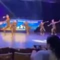 Una pantalla gigante cayó sobre un grupo de bailarinas en un teatro: varias chicas heridas